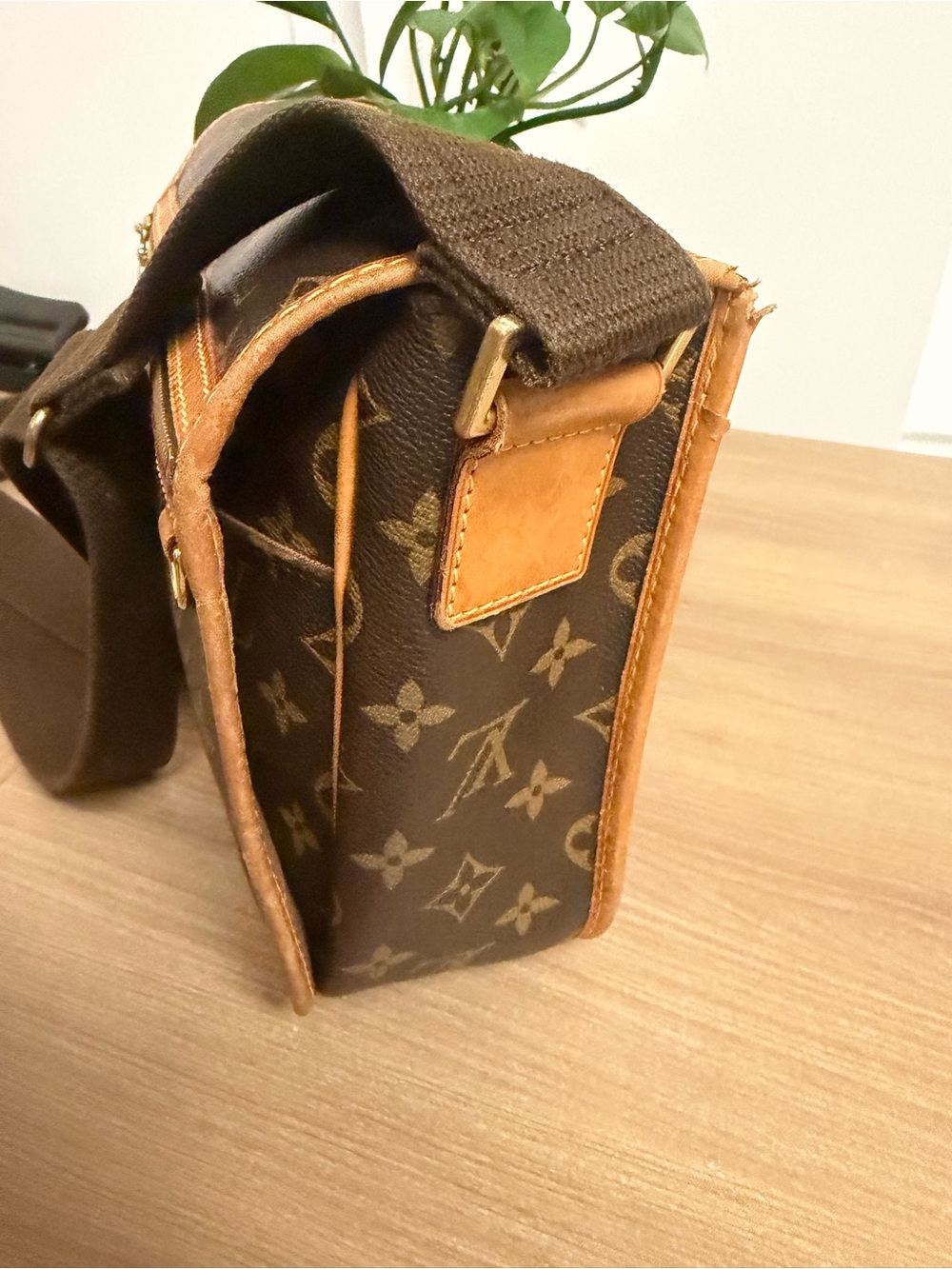 Louis Vuitton Bosphore Messenger PM - Picture 2 of 12